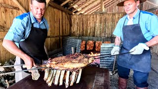 Аутентичное традиционное барбекю из южной Бразилии, говяжьи ребрышки, фаршированное мясо, свинина