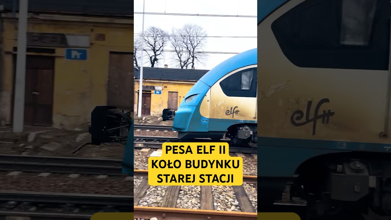 Pesa Elf II pociąg osobowy koło budynku staraj stacji w Poraju | luty 2025