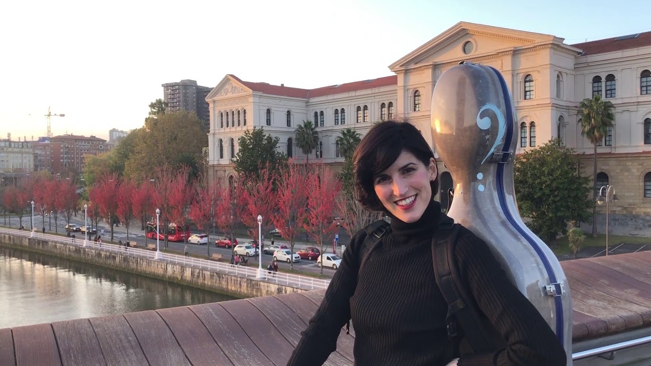 Estuche de cello en acción - cello case in the street