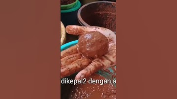Thumbnail of Membuat telur asin dari bubuk bata hasilnya lebih gurih dan berminyak.