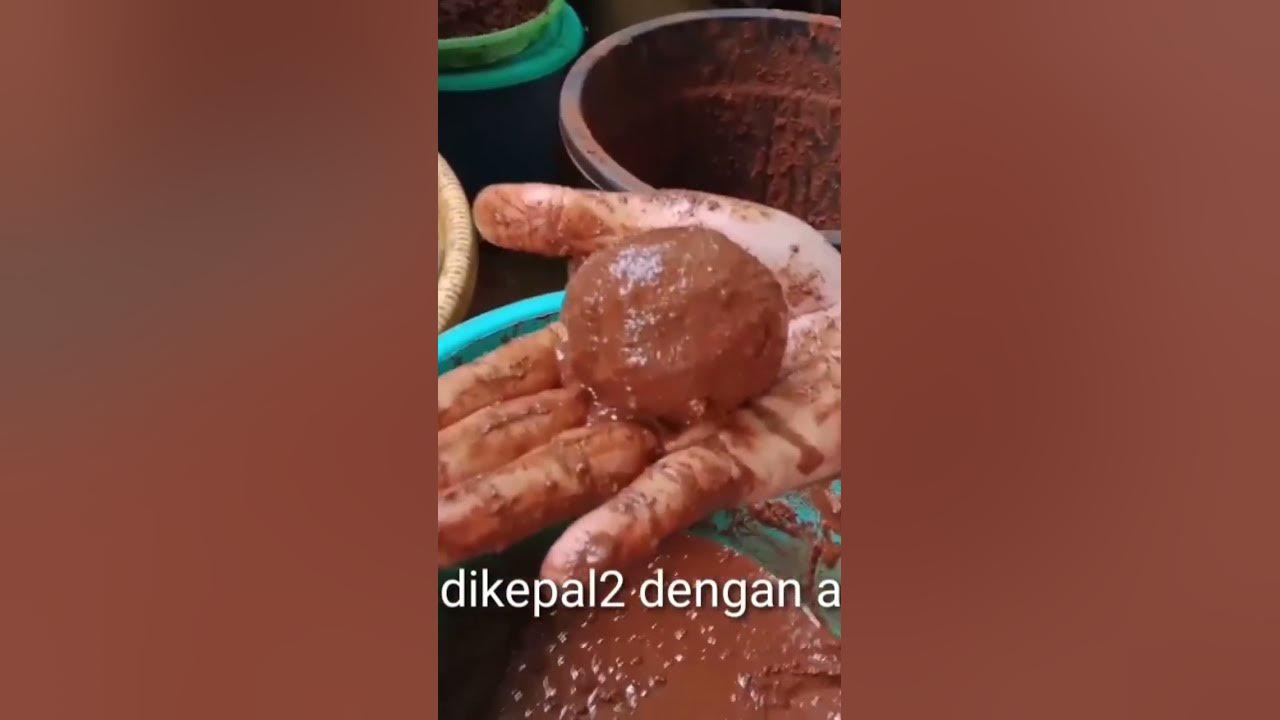 Membuat telur asin dari bubuk bata hasilnya lebih gurih dan berminyak.
