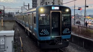 E131系580番台ｺﾂG-12編成がワンマン相模線橋本行きとして長めの警笛を鳴らしながら海老名駅1番線に到着停車するシーン（1677F）2023.1.14