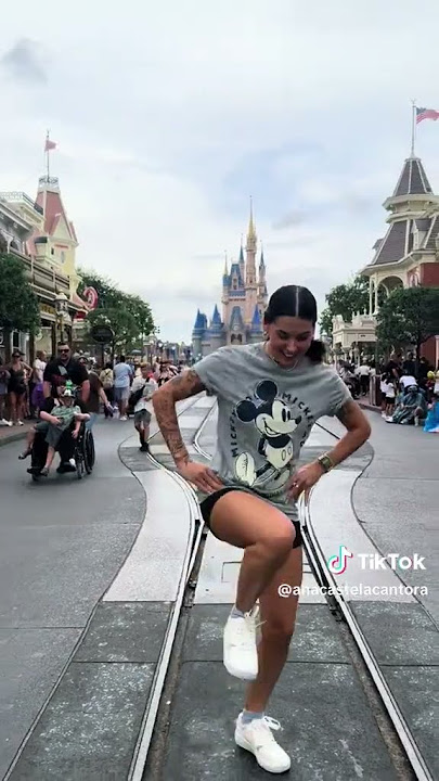 ANA CASTELA DANÇANDO TROPA DO CHAPELÃO *em orlando