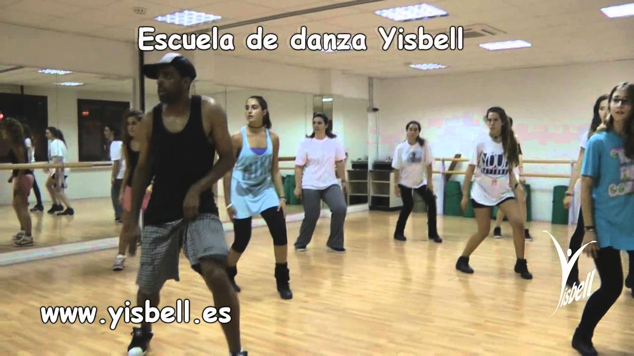 Clase de danza de hip hop de Sergio Nguema en la Escuela de danza Yisbell Barcelona