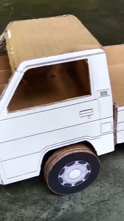 Miniatur L300 dari kardus.