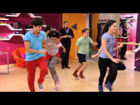 Los chicos ensayan en clase ¨Destinada a brillar¨ | Momento Musical | Violetta