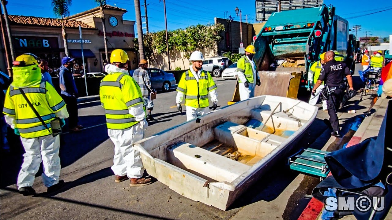 𝗦𝗛𝗜𝗣𝗦 𝗔𝗛𝗢𝗬: LAPD Oversees City Crew Destroying Boat During Homeless Sweep