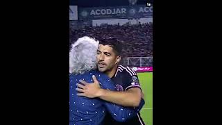 Abrazo Fraterno Entre Messi y Mágico González