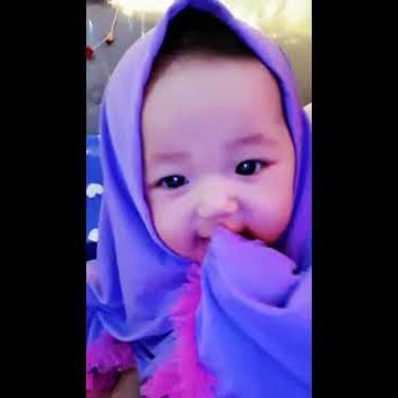 Oy Adek berjilbab ungu