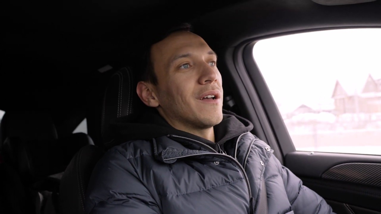 профессия блоггер. идея блоггер. камера для блоггера. съемка блога. блоггер мужчина с камерой.