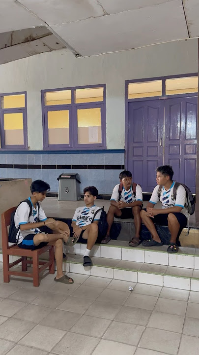 Kalian pernah main bola dibelakang kelas juga ga ? #short #lucu #komedi #sekolah #bolaomped
