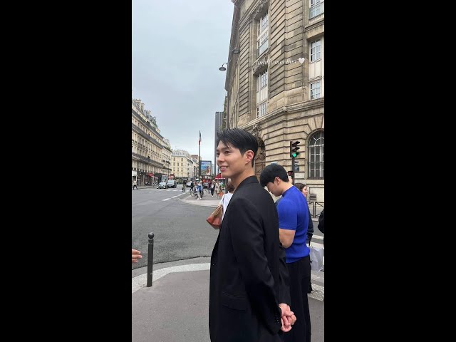 Park Bo Gum Interacts With Fans In Paris