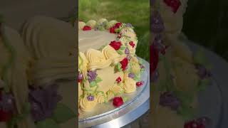 Decorate today’s cake with me! A beautiful, floral cake! #cakedecorating #fantasy #romance