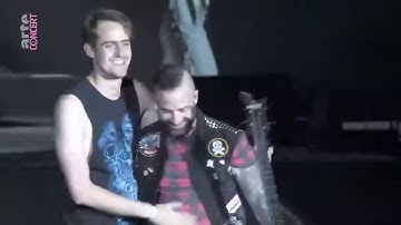 fan sings Nightmare Avenged sevenfold