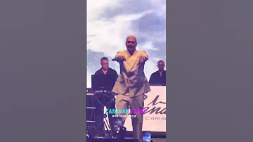 سعد المجرد يرقص بطريقة غريبة على المسرح 