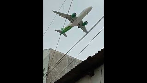 Pesawat di atas rumah
