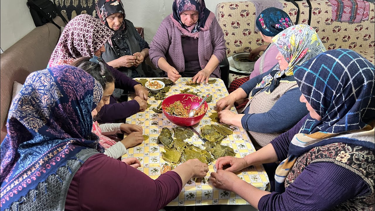 Kezban yengenin mevlidine hazırlık yaprak sarma yapılıyor komşularla öğlen yemeği
