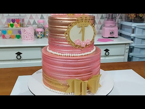 Rosa Cakes - Bolo 2 andares Princesa Rosa e dourado.