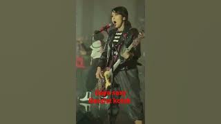Gaya sexy Bassist KOTAK
