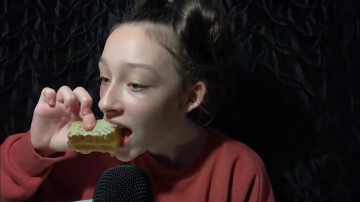 Asmr eating honeycomb☺🍯|ilana ASMR