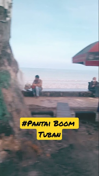 Sepanjang jalan Pantai Boom Tuban