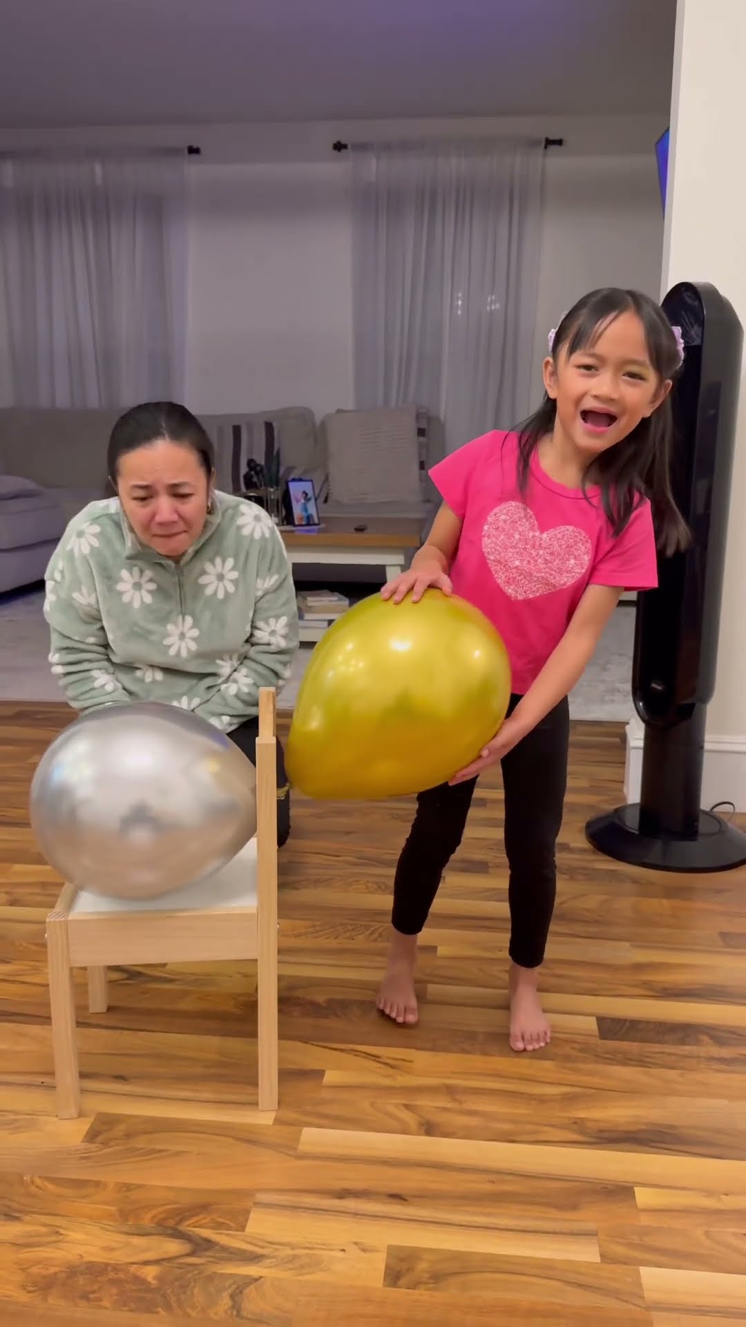Mom helps daughter fix the balloon problem ????❤️✅?