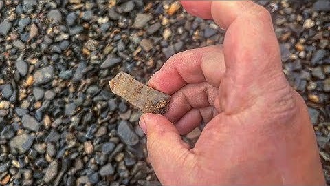 How to make an arrowhead from a river stone (Flint Knapping) survival and bushcraft