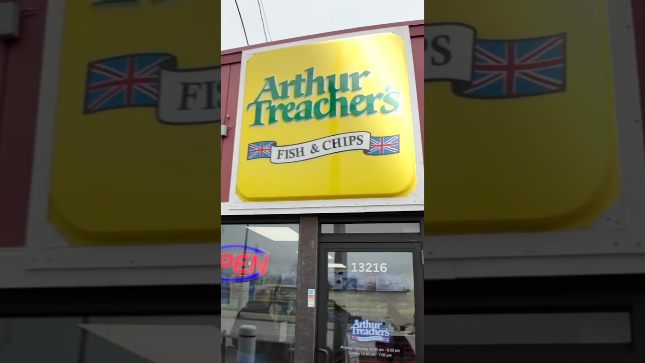 Arthur Treacher’s has a NEW restaurant with FRIED HOTDOGS! #foodie #nostalgia #fastfood #shorts