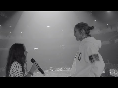 Video: Max Och Emme Trogen Till Mamma, Jennifer Lopez, På Deras Show I Las Vegas