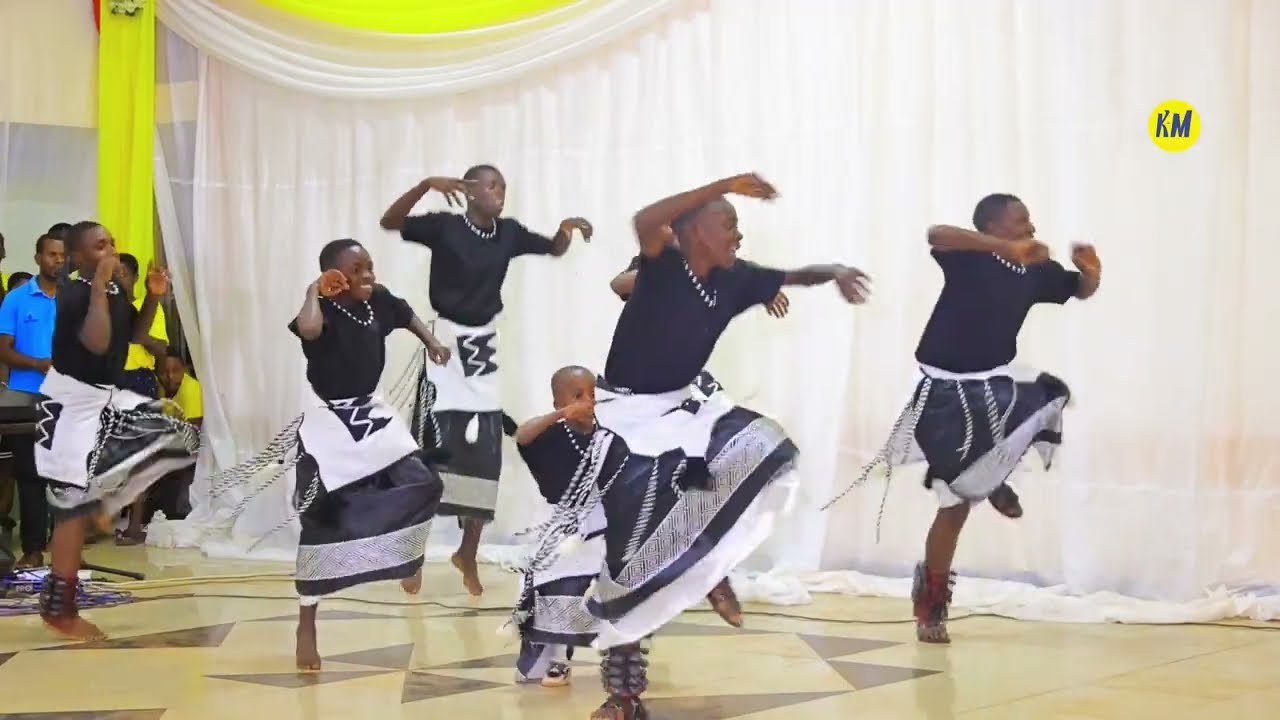 Abaririmbyi ba Pueri Cantores Diyosezi ya Byumba berekanye umwihariko  mu kubyina imbyino Nyarwanda