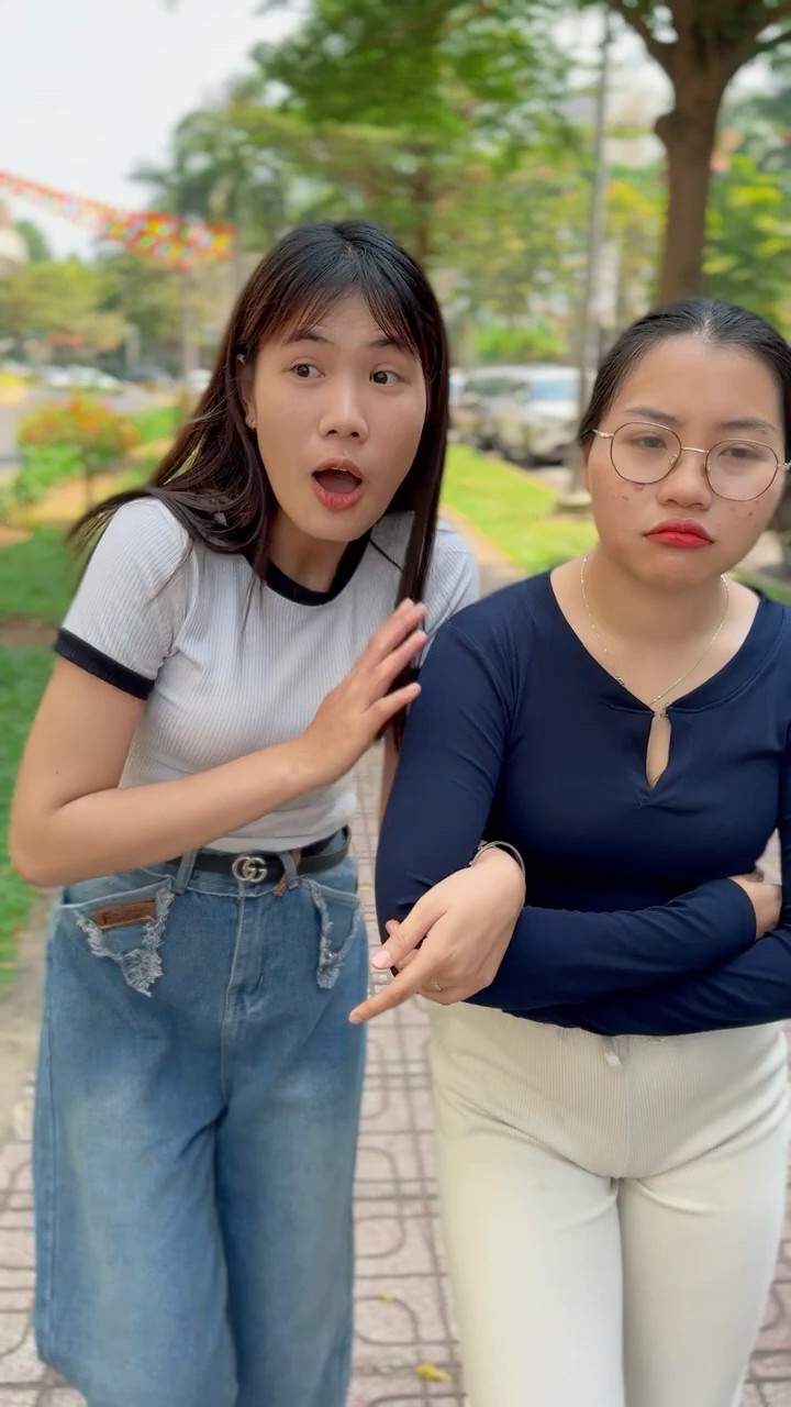 LNF - Gặp khứa áo xanh ở công viên || Chase each other in the park ? #shorts