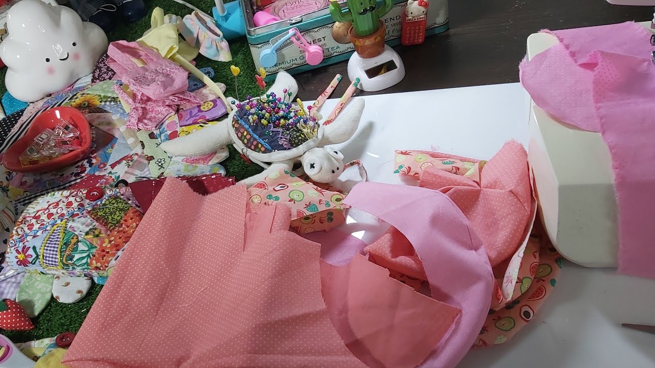 costurndo roupa de boneca  ao vivo