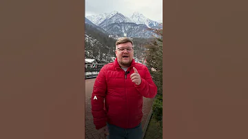 Почему красная поляна так называется?