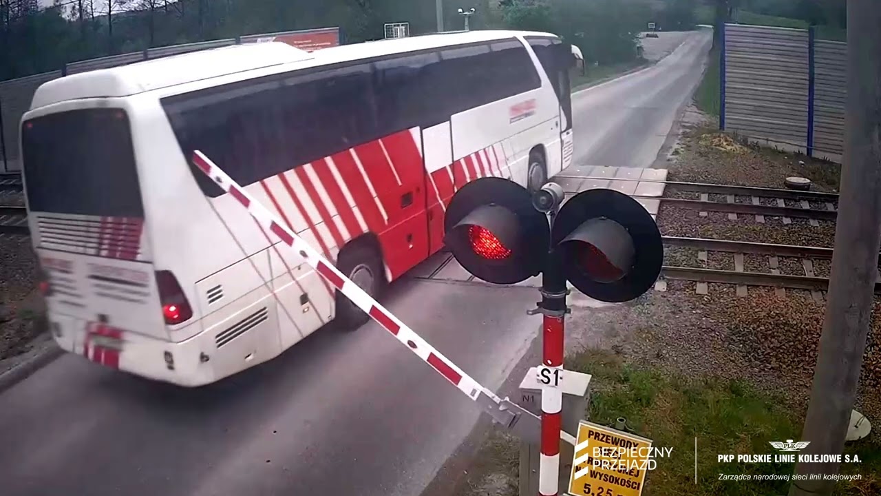 Pisary: Niebezpieczne zdarzenie na przejeździe kolejowo-drogowym