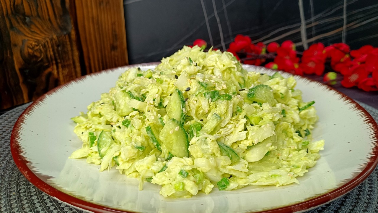 Салат з пекінської капусти з кремовою заправкою з авокадо — легко, корисно і дуже смачно!