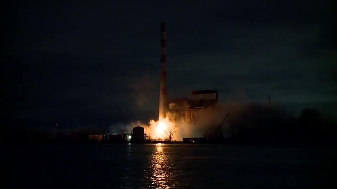 VIDEO: Full demolition of Trenton Power Plant smokestacks