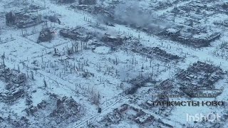 Russian BTR-80A along with T-90M suppressing Ukrainian positions in Marinka || Deploys Smokescreen