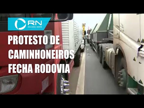 Caminhoneiros bloqueiam rodovia
