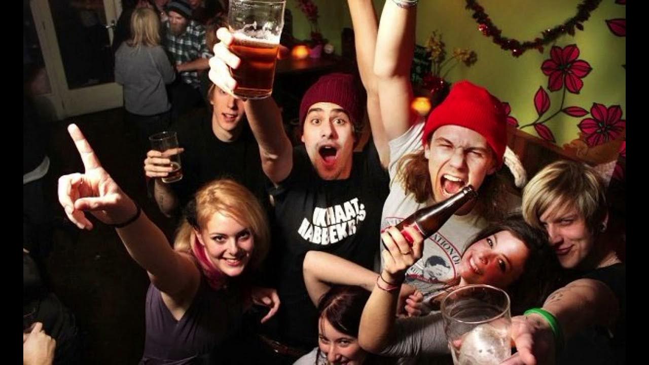 американская тусовка. корпоратив. выпускной молодой человек в парке. домашняя вечеринка молодых. крутая вечеринка.