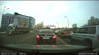 25.02.2019. Екатеринбург, Ткачей - Машинная, VOLVO не рассчитал траекторию прицепа