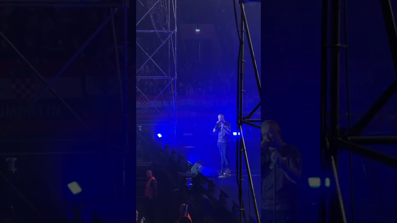 Thompson pozdravlja publiku