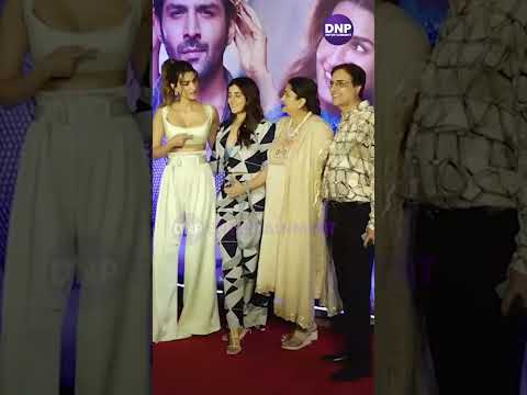 kriti Sanon Attends the special screening of ‘Shehzada’ with her family || DNP ENTERTAINMENT