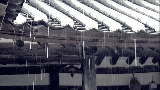 [4K] İyi uyumanızı sağlayan yağmur sesi. Bir hanok'un saçaklarından düşen suyun sesi. Siyah ekran (