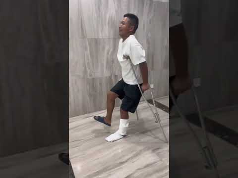قدم مكسور ومع ذلك يضحك كرتوناطفال
