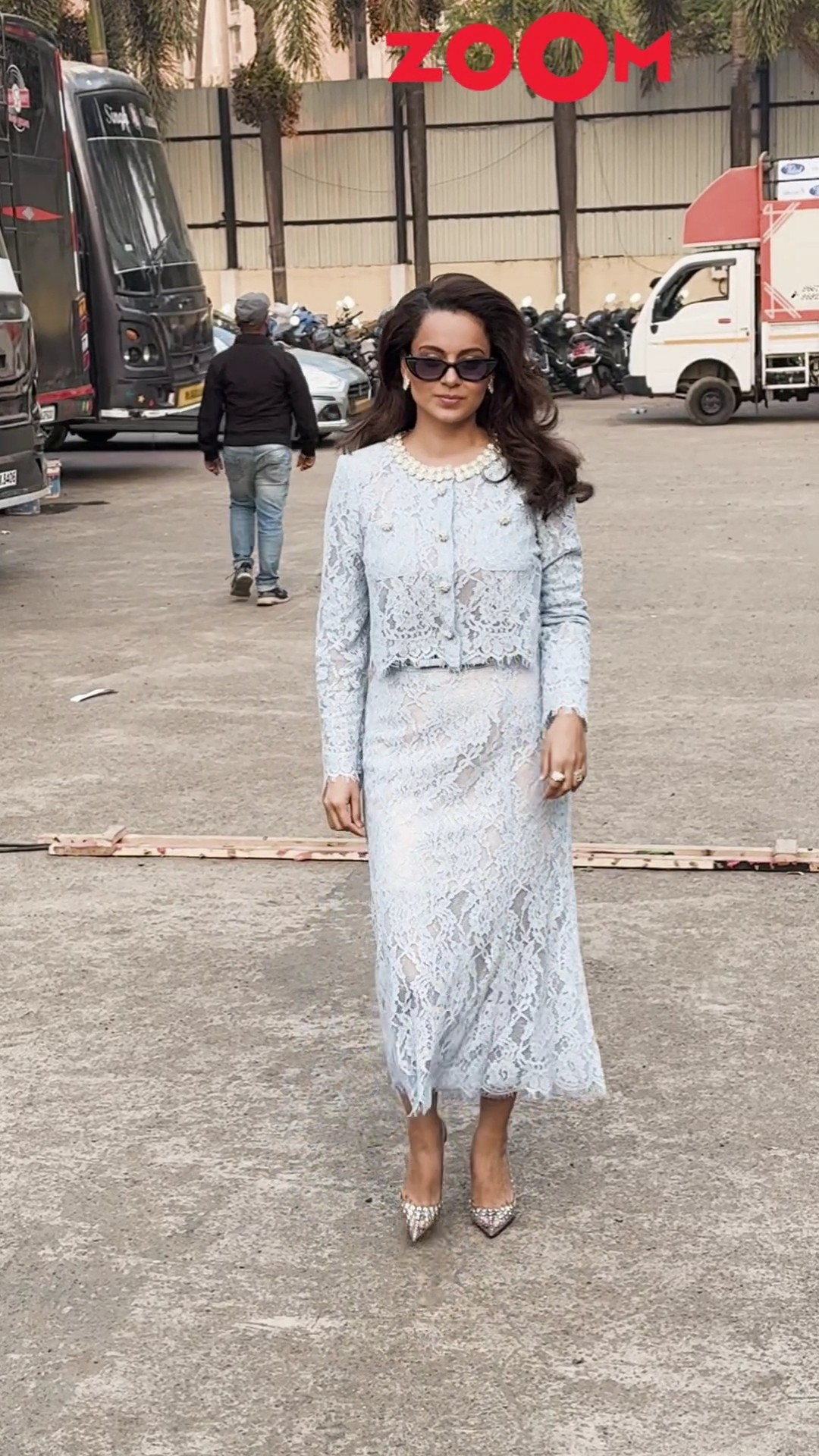 Kangana Ranaut looks STUNNING as spotted promoting Emergency on the sets of Indian Idol ? #kangana