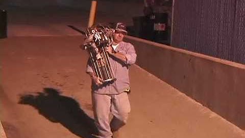 Setting up for a large rocket engine test in a loading dock 2006/04/08