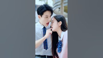 Leaning on the wrong shoulder #linhchihihi #messyclassroom #schoolcrush #schooldrama