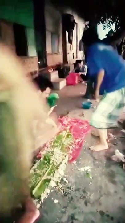 pria ini sengaja menginjak nasi saat makan bersama‼️ #shorts