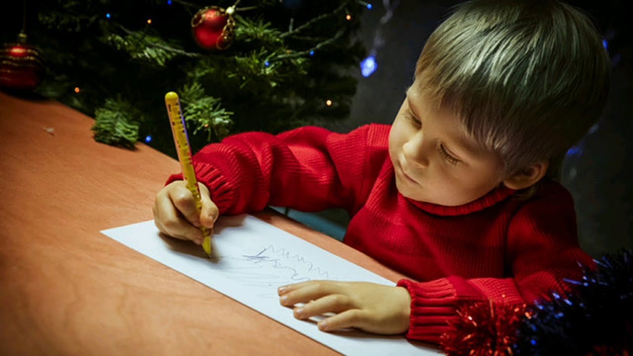 Дети загадывают желание. Ребенок пишет письмо деду Морозу. Мальчик пишет письмо деду Морозу. Писающий мальчик. Ребенок пишет письмо.