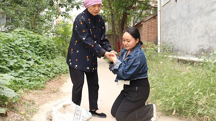 父亲娶了后妈赶走女儿，6年后女儿事业有成归来，找到后妈泪目了【小白导演】 - 天天要闻